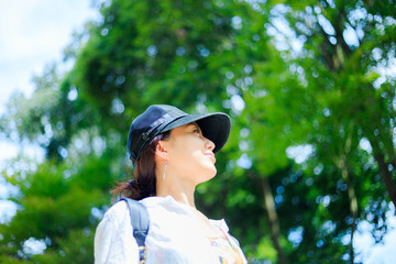 自然の中を歩く日本人女性