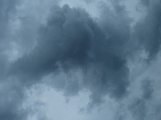 dunkelblaue storm wolken über ortenau lauf