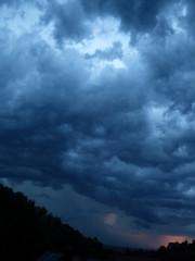 dunkelblaue wolken über ortenau lauf