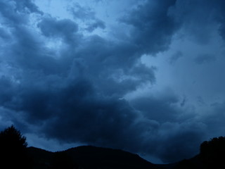 dunkelblaue wolken über ortenau lauf