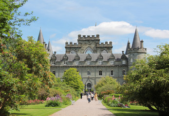 Au fond le château