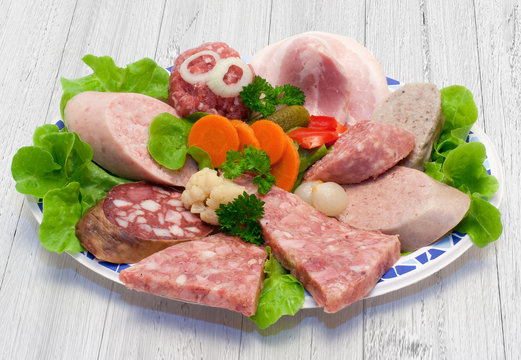 Rustikale Schlachtplatte auf wei&szlig;em Holzuntergrund