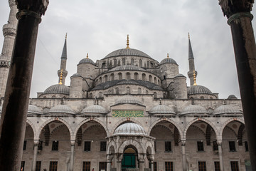 Fototapeta na wymiar The Sultan Ahmed Mosque aka Blue Mosque in Istanbul, Turkey