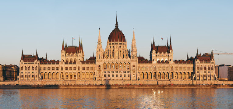 Parlamentsgeb&auml;ude in Budapest bei Sonnenuntergang, Ungarn