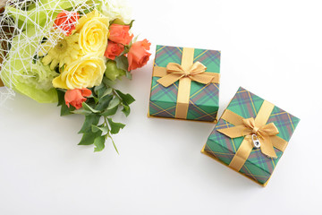プレゼントと花束