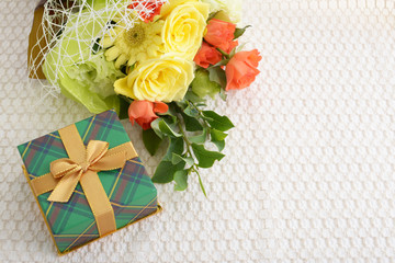 プレゼントと花束