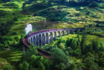 Fotobehang Glenfinnanviaduct Glenfinnan Railway Viaduct in Schotland met een stoomtrein