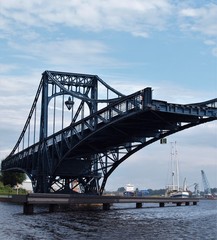 Geöffnete Kaiser Wilhelm Brücke