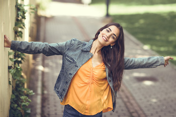 Woman with nice hair wearing casual clothes in urban background.