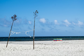 Piłka siatkowa i kolorowy parawan nad Polskim morzem, Dębki © Angelika