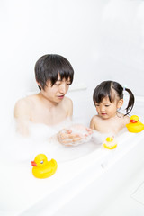 Obraz na płótnie Canvas お父さんと一緒にお風呂に入る幼い女の子