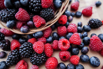 fresh antioxidant food raspberry blueberry blackberry
