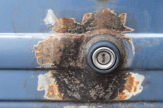 Schlo&szlig; am PKW verrottet und mit Rost am Lack