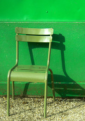 chaise vide dans un jardin