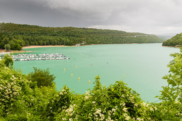 Fototapeta na wymiar lac de Vouglans dans le Jura