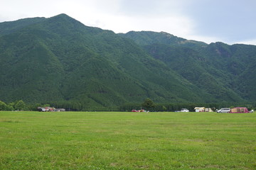 芝生　キャンプサイト　キャンプ場　アウトドア　山　朝靄