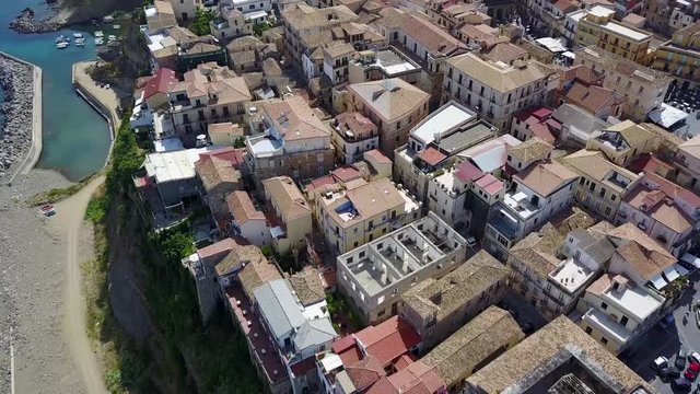 Vista aerea di Pizzo Calabro, molo, castello, Calabria, turismo Italia. Vista panoramica dal mare. Case sulla roccia. Sulla scogliera si staglia il castello aragonese
