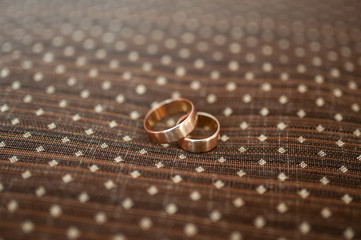 Obraz na płótnie Canvas Wedding rings on a brown background.