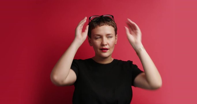 woman try to see sometching but lost her glasses, then found it in head