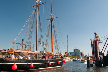 Traditionssegler passiert die geöffnete Kappbrücke in der Hörn