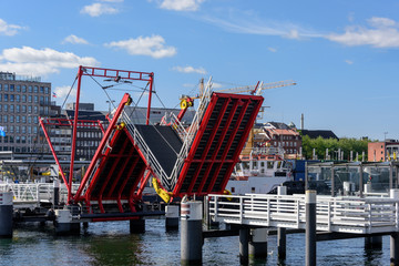 Die Klappbrücke über die Hörn in Kiel wird geöffnet