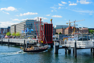 Fototapeta premium Segelschiff passiert die geöffnete Klappbrücke an der Hörn
