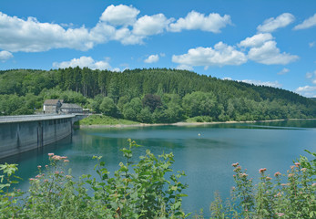 Obraz premium an der Staumauer der Aggertalsperre im Bergischen Land,Nordrhein-Westfalen,Deutschland