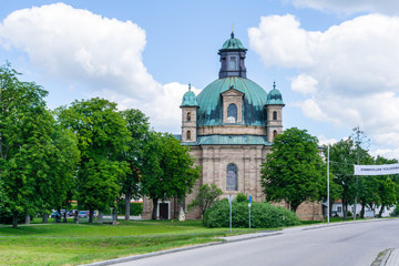 Fototapeta na wymiar Wallfahrtskirche in Freystadt in der Oberpfalz Bayern blauer Himmel
