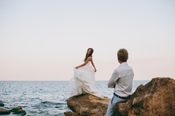 Fototapeta premium Beautiful wedding couple on a walk by the sea