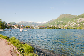 Obraz premium Lugano, Stadt, Altstadt, Luganersee, Seeufer, Uferweg, Wassersport, Spazierweg, Altstadthäuser, Tessin, Frühling, Sommer, Schweiz