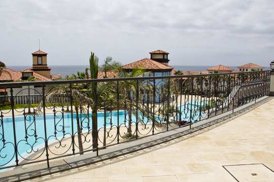 menschenleerer Pool