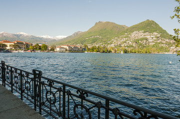 Naklejka premium Lugano, Stadt, Luganersee, Lago di Lugano, Seeufer, Uferweg, Uferpromenade, Monte Brè, Aussichtsberg, Wassersport, Altstadthäuser, Tessin, Frühling, Sommer, Schweiz