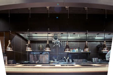 Crédence de cuisine en verre imprimé Restaurant Cuisine professionnelle , comptoir vue en inox . Bokeh.