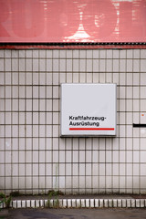 Stillgelegte Autowerkstatt  / Eine Autowerkstatt im Retro und Vintage Stil mit weißen Klinkern und...