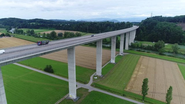 Autobahnbr&uuml;cke von oben gesehen
