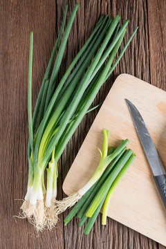 Spring onions on a cutting board.