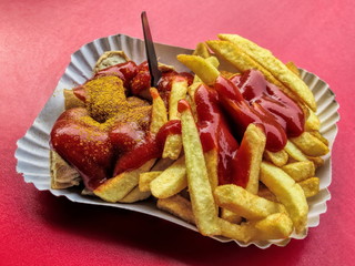 Currywurst mit Pommes Frites