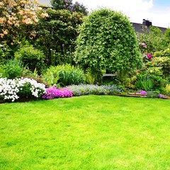 Schöne Gartenanlage mit Rasenfläche 