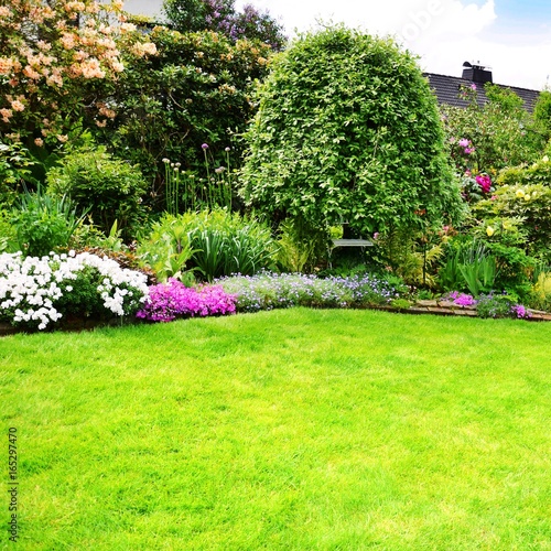 "Schöne Gartenanlage mit Rasenfläche " Stockfotos und lizenzfreie