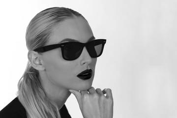 Monochrome shot of a girl with sunglasses