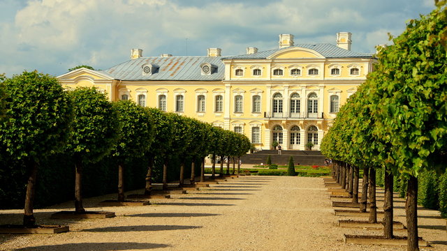 Schloss Rundale in Lettland durch Baumallee von der Seite gesehen