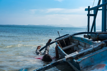 Obraz premium A keeling local fisherman's boat in turquoise water