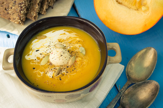 Pumpkin soup with cream and seeds