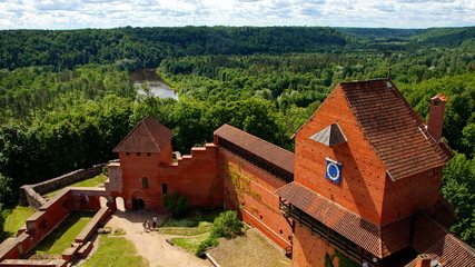 Fototapeta na wymiar weiter Blick vom Turm der Backsteinburg Turaida in Lettland