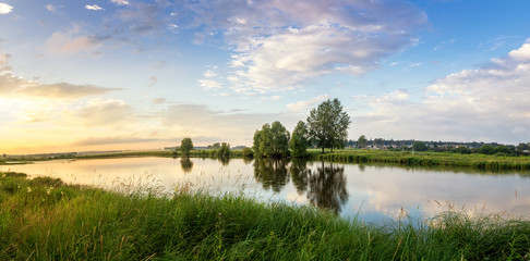 вечерний летний пейзаж с деревом на берегу реки, Россия, Урал © 7ynp100