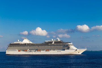 Kreuzfahrtschiff auf hoher See. 