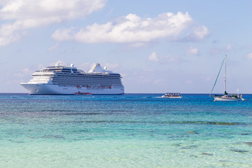 Kreuzfahrtschiff auf hoher See. 