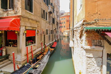 venice canal view - 165306639