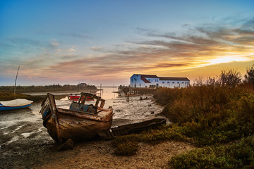 Fototapeta na wymiar abandoned boat by the sea shore