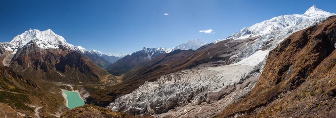 Photo sur Plexiglas Manaslu Beaux paysages panoramiques des montagnes de l& 39 Himalaya le long de la piste du circuit du Manaslu au Népal